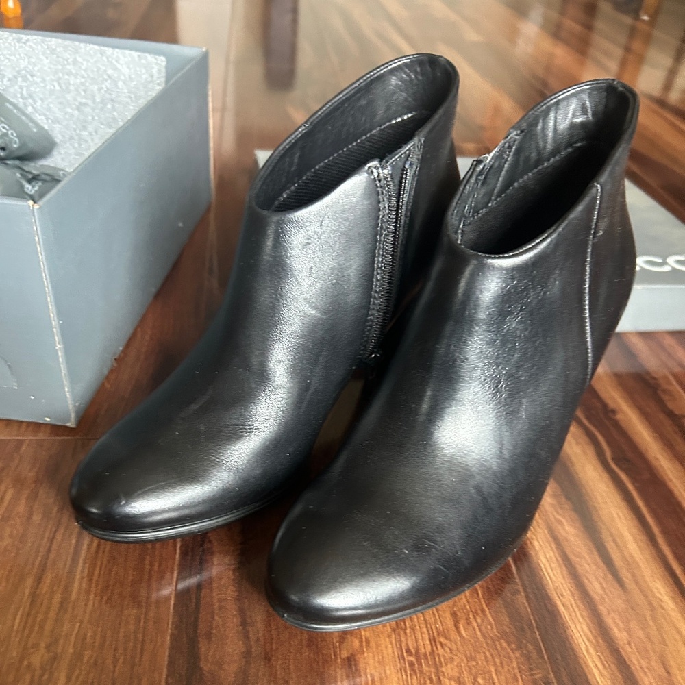 ECCO - size 5-5.5 US - Black Sculptured 75 Bootie ankle boot high heel